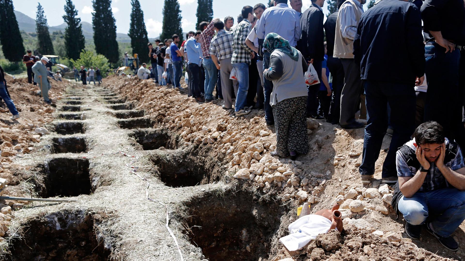 Gräber für die verunglückten Bergleute in Soma