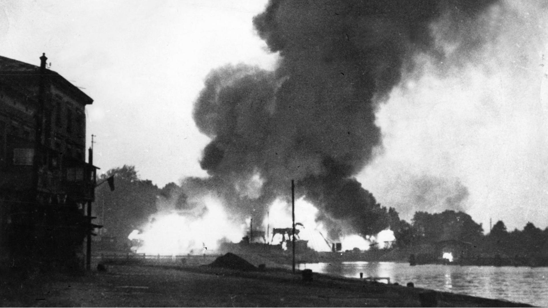 Westerplatte bei Danzig (Halbinsel). Beschuss des dortigen polnischen Munitionslagers am 1 . September 1939 (Beginn des Zweiten Weltkrieges) | Westerplatte bei Danzig (Halbinsel). Beschuss des dortigen polnischen Munitionslagers am 1 . September 1939 (Beginn des Zweiten Weltkrieges) |