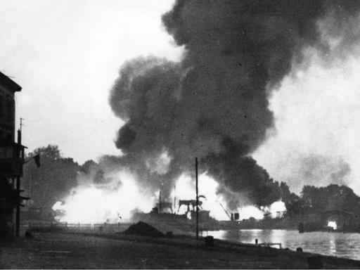 Westerplatte bei Danzig (Halbinsel). Beschuss des dortigen polnischen Munitionslagers am 1 . September 1939 (Beginn des Zweiten Weltkrieges) |
