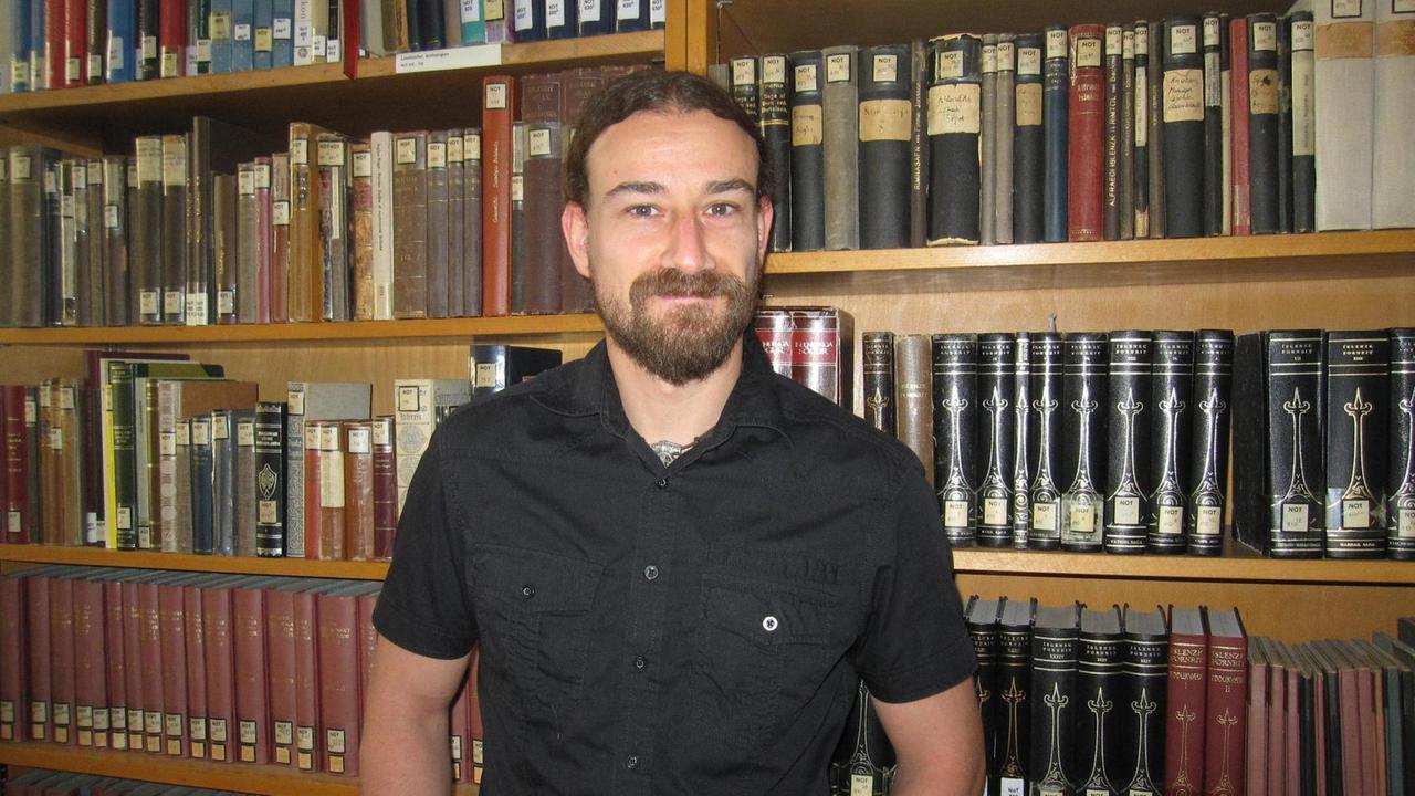 Matthias Toplak vor einer Bücherwand Matthias Toplak vor einer Bücherwand