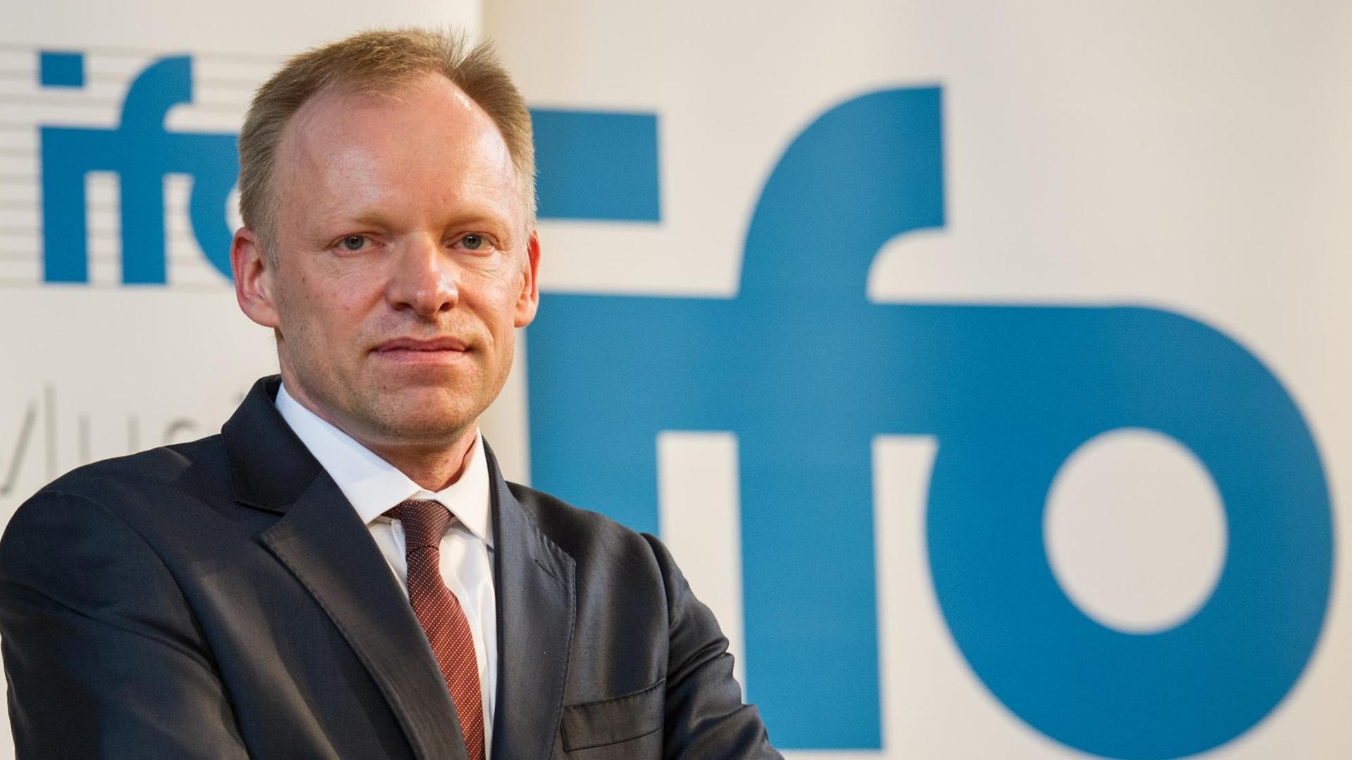 Der Präsident des ifo Instituts, Clemens Fuest, posiert vor einem Schild mit der Aufschrift "ifo". Der Präsident des ifo Instituts, Clemens Fuest, posiert vor einem Schild mit der Aufschrift "ifo".