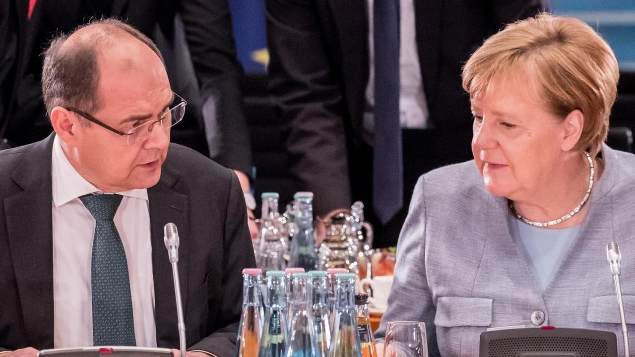Bundeskanzlerin Angela Merkel (CDU) spricht mit Christian Schmidt (CSU), Bundesminister für Ernährung und Landwirtschaft und kommissarischer Minister für Verkehr und digitale Infrastruktur, am 28.11.2017 in Berlin zur Eröffnung des 2. Dieselgipfels im Kanzleramt. Bundeskanzlerin Angela Merkel (CDU) spricht mit Christian Schmidt (CSU), Bundesminister für Ernährung und Landwirtschaft und kommissarischer Minister für Verkehr und digitale Infrastruktur, am 28.11.2017 in Berlin zur Eröffnung des 2. Dieselgipfels im Kanzleramt.