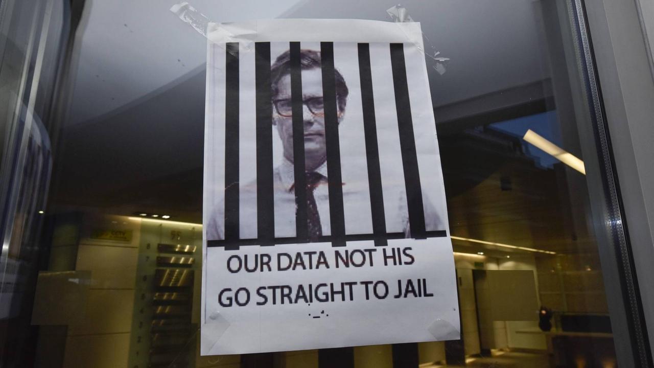 Ein Protest-Poster klebt im März 2018 an der Eingangstür des Unternehmens Cambridge Analytica in London. Die Firma hatte Millionen Datensätze von Facebook-Nutzern für Werbung im US-Wahlkampf benutzt. Ein Protest-Poster klebt im März 2018 an der Eingangstür des Unternehmens Cambridge Analytica in London. Die Firma hatte Millionen Datensätze von Facebook-Nutzern für Werbung im US-Wahlkampf benutzt.