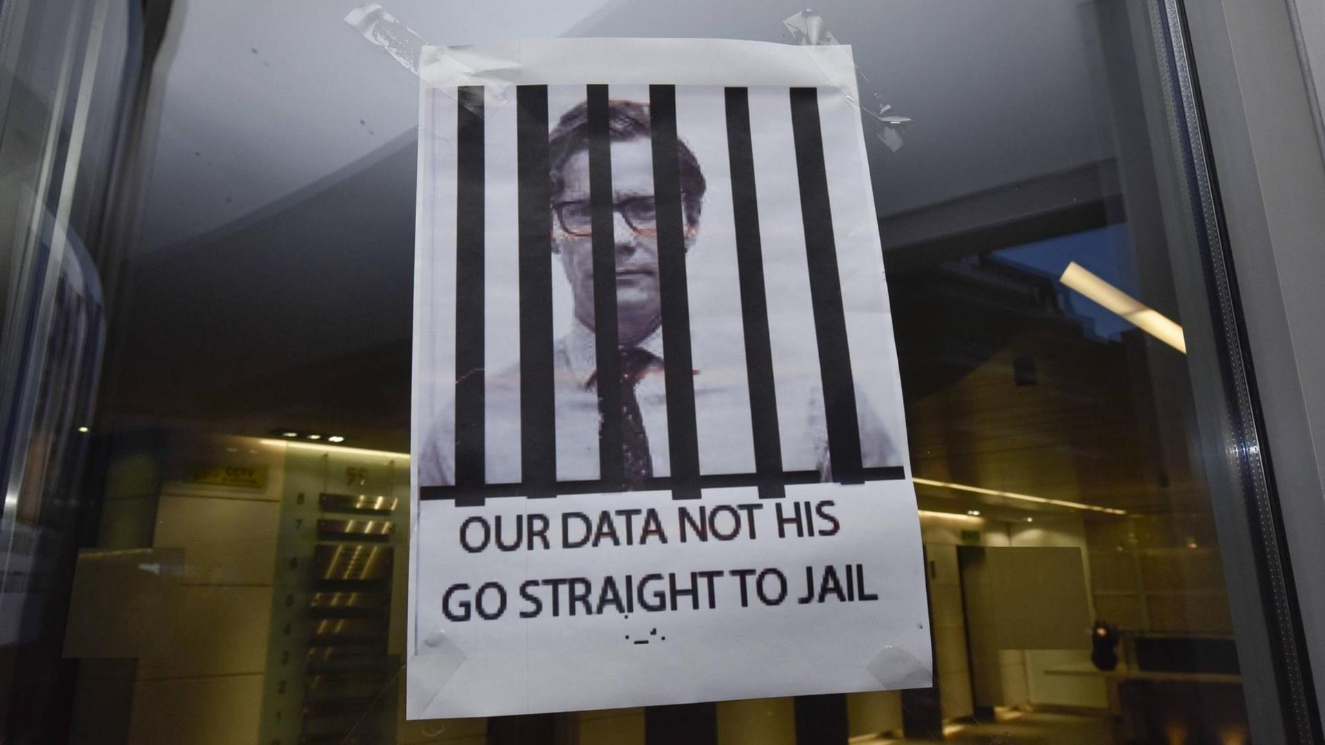 Ein Protest-Poster klebt im März 2018 an der Eingangstür des Unternehmens Cambridge Analytica in London. Die Firma hatte Millionen Datensätze von Facebook-Nutzern für Werbung im US-Wahlkampf benutzt. Ein Protest-Poster klebt im März 2018 an der Eingangstür des Unternehmens Cambridge Analytica in London. Die Firma hatte Millionen Datensätze von Facebook-Nutzern für Werbung im US-Wahlkampf benutzt.