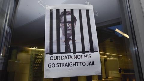 Ein Protest-Poster klebt im März 2018 an der Eingangstür des Unternehmens Cambridge Analytica in London. Die Firma hatte Millionen Datensätze von Facebook-Nutzern für Werbung im US-Wahlkampf benutzt.