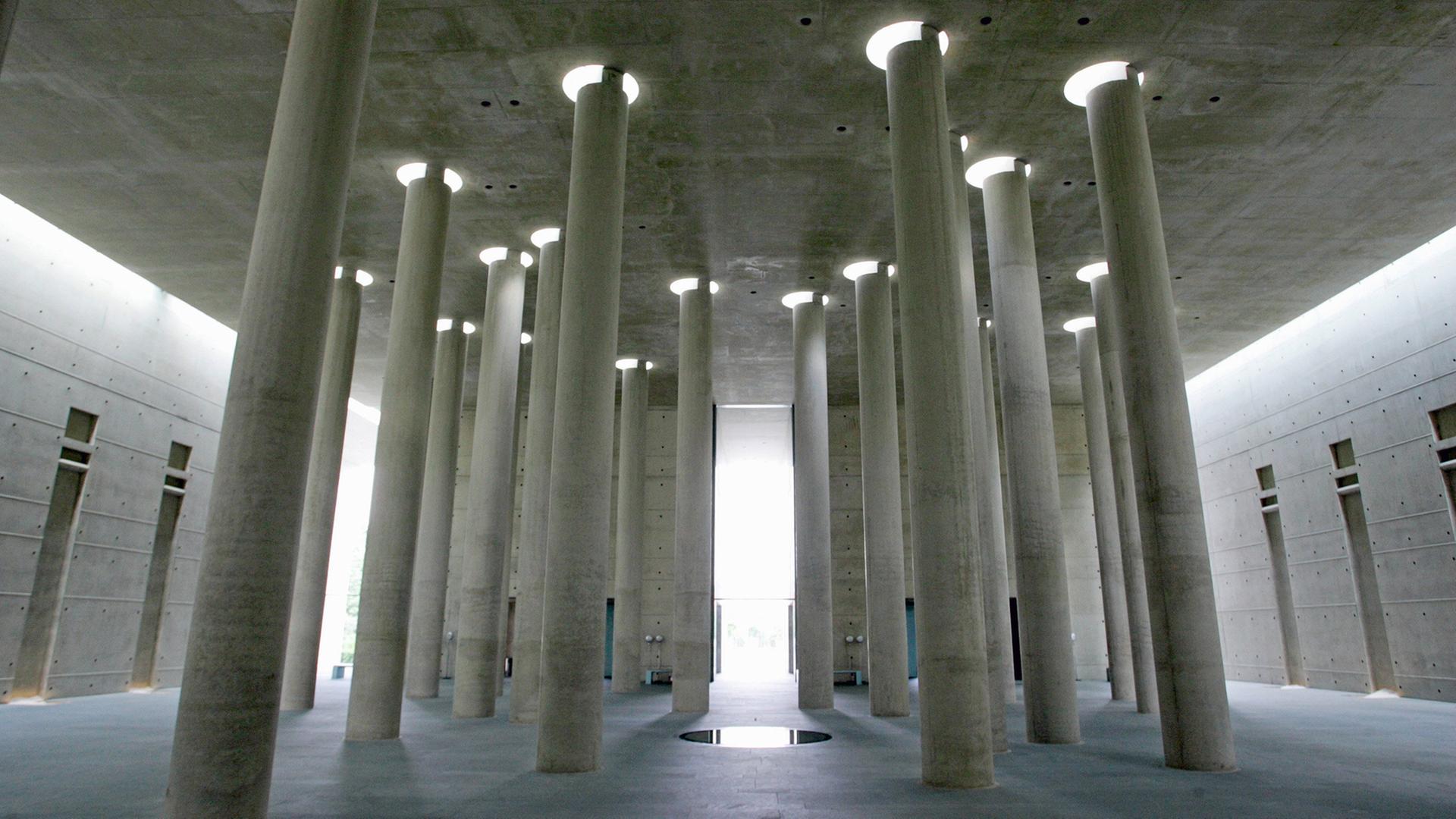 Die Trauerhalle des Krematoriums Baumschulenweg im Berliner Bezirk Treptow, aufgenommen am 06.06.2007. Der Raum mit den 29 Rundstützen, Lichtkapitellen und sternartigen Deckenstrahlern soll Zeitlosigkeit, Himmel und Erde symbolisieren. Bereits 1992 wurde der Architektenwettbewerb für das neue Krematorium durchgeführt, als Sieger gingen die Architekten Axel Schultes und Charlotte Frank hervor, die später auch den Zuschlag für den Bau des Kanzleramtes am Spreebogen erhielten. Startschuss für den Neubau war 1996, am 3. Mai 1999, konnte der Betrieb des Krematoriums aufgenommen, knapp einen Monat danach die offizielle Einweihung begangen werden. Die Trauerhalle des Krematoriums Baumschulenweg im Berliner Bezirk Treptow, aufgenommen am 06.06.2007. Der Raum mit den 29 Rundstützen, Lichtkapitellen und sternartigen Deckenstrahlern soll Zeitlosigkeit, Himmel und Erde symbolisieren. Bereits 1992 wurde der Architektenwettbewerb für das neue Krematorium durchgeführt, als Sieger gingen die Architekten Axel Schultes und Charlotte Frank hervor, die später auch den Zuschlag für den Bau des Kanzleramtes am Spreebogen erhielten. Startschuss für den Neubau war 1996, am 3. Mai 1999, konnte der Betrieb des Krematoriums aufgenommen, knapp einen Monat danach die offizielle Einweihung begangen werden.
