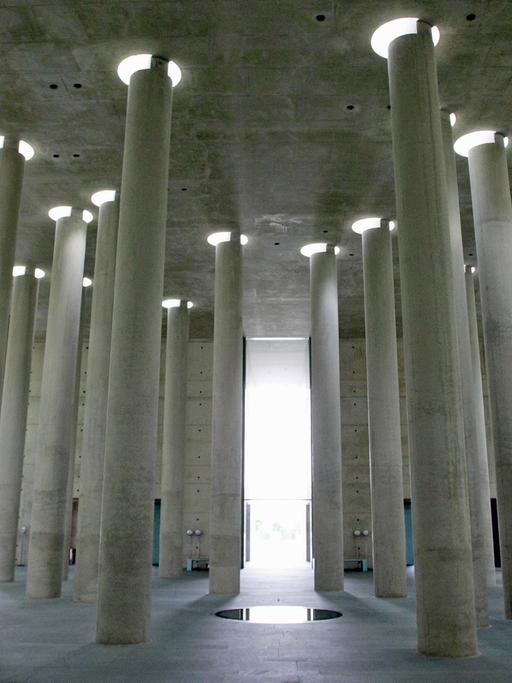 Die Trauerhalle des Krematoriums Baumschulenweg im Berliner Bezirk Treptow, aufgenommen am 06.06.2007. Der Raum mit den 29 Rundstützen, Lichtkapitellen und sternartigen Deckenstrahlern soll Zeitlosigkeit, Himmel und Erde symbolisieren. Bereits 1992 wurde der Architektenwettbewerb für das neue Krematorium durchgeführt, als Sieger gingen die Architekten Axel Schultes und Charlotte Frank hervor, die später auch den Zuschlag für den Bau des Kanzleramtes am Spreebogen erhielten. Startschuss für den Neubau war 1996, am 3. Mai 1999, konnte der Betrieb des Krematoriums aufgenommen, knapp einen Monat danach die offizielle Einweihung begangen werden.
