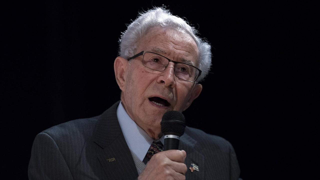 Ben Lesser bei einem Vortrag über den Holocaust an einer High School in Los Angeles am 11. Mai 2017 Ben Lesser bei einem Vortrag über den Holocaust an einer High School in Los Angeles am 11. Mai 2017
