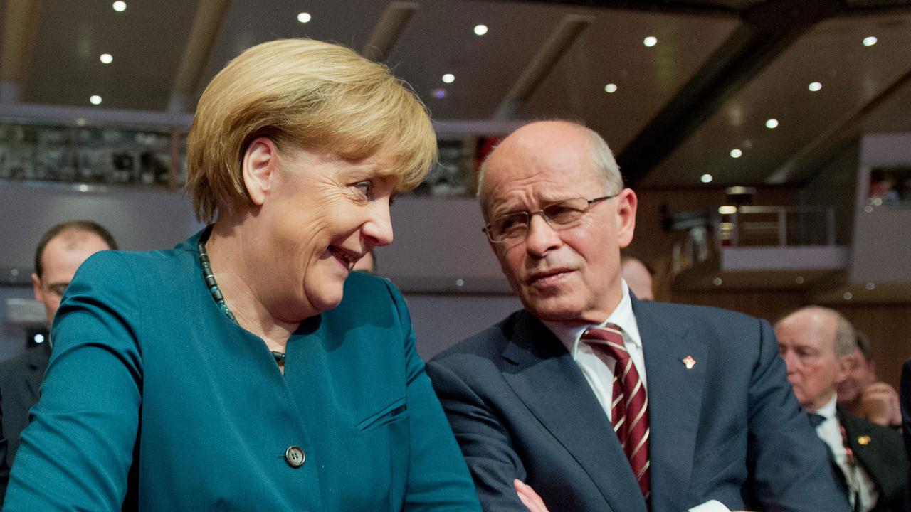 Bundeskanzlerin Angela Merkel (CDU) sitzt am 25.11.2013 auf einem außerordentlichen Gewerkschaftstag in Frankfurt am Main (Hessen) neben Ex-IG-Metall-Chef Berthold Huber. Foto: Boris Roessler/dpa Bundeskanzlerin Angela Merkel (CDU) sitzt am 25.11.2013 auf einem außerordentlichen Gewerkschaftstag in Frankfurt am Main (Hessen) neben Ex-IG-Metall-Chef Berthold Huber. Foto: Boris Roessler/dpa
