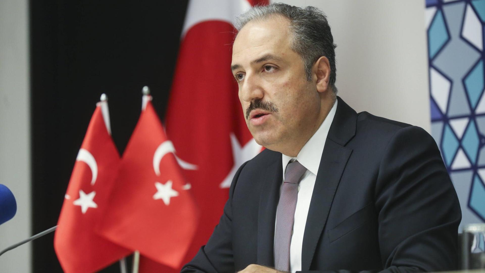 Mustafa Yeneroglu (AKP), Vorsitzender des Menschenrechtsausschusses des türkischen Parlaments, bei einer Pressekonferenz. Mustafa Yeneroglu (AKP), Vorsitzender des Menschenrechtsausschusses des türkischen Parlaments, bei einer Pressekonferenz.