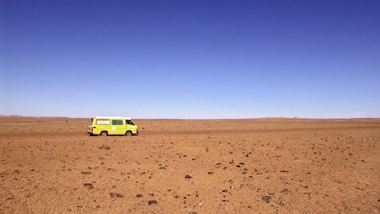 Ein einsamer Campingbus in der australischen Wüste.