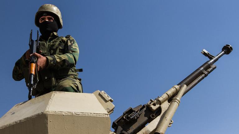 Ein Soldat aus der Einheit von der kurdischen Peschmerga wartet am Stadtrand von Kirkuk im Irak. Ein Soldat aus der Einheit von der kurdischen Peschmerga wartet am Stadtrand von Kirkuk im Irak.