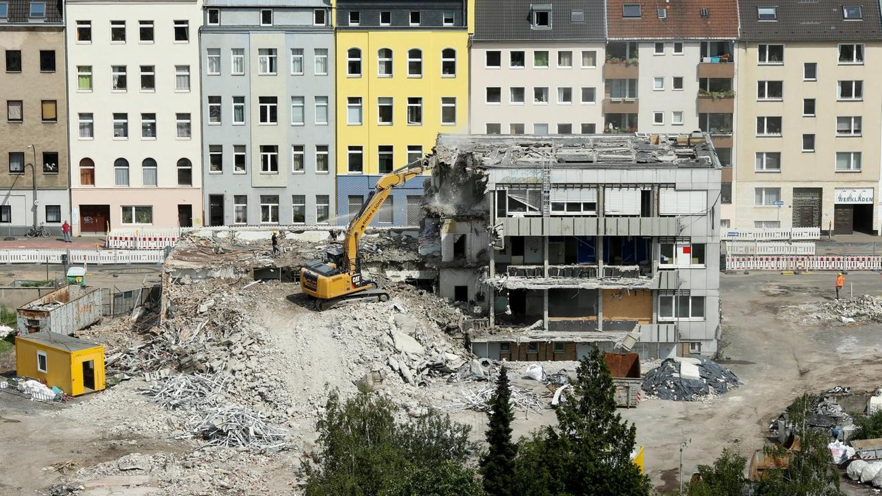 Blick auf die Baustelle auf der Brache an der Ecke Luxemburger Straße und Eifelwall in Köln. Auf dem Gelände entsteht das neue Historische Archiv der Stadt Köln. 