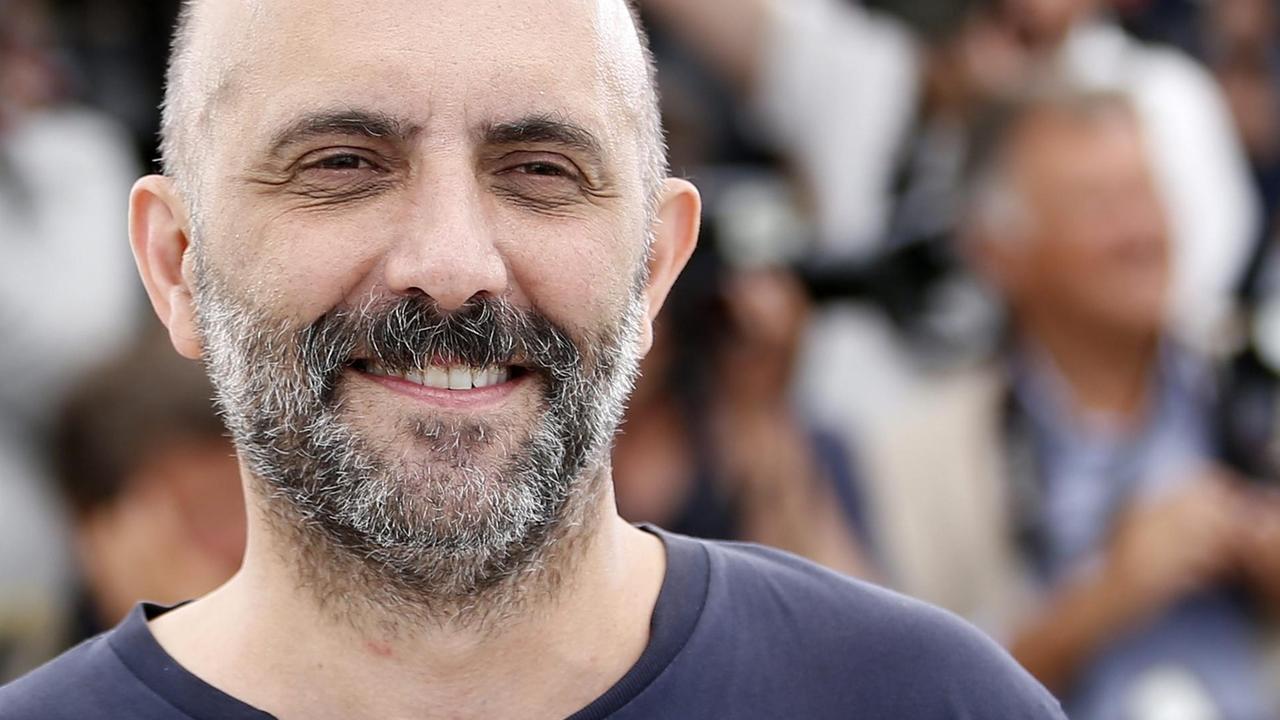 Der Filmemacher Gaspar Noé in legerer Kleidung bei einem Filmfestival. Der Filmemacher Gaspar Noé in legerer Kleidung bei einem Filmfestival.