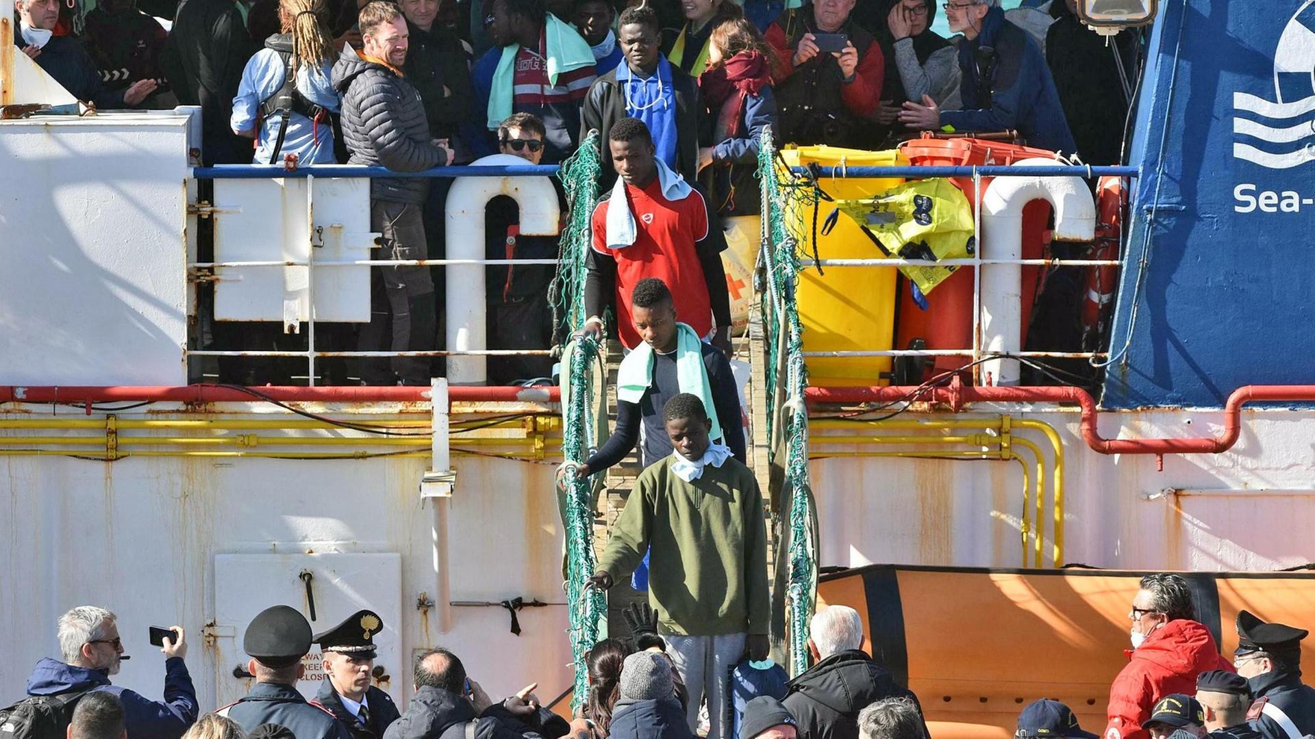Migranten verlassen die "Sea Watch 3" im Hafen von Catania