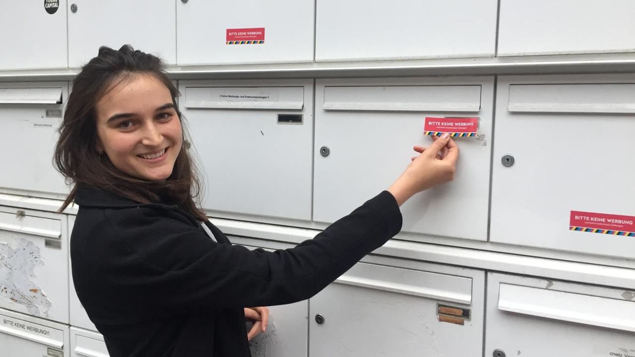 Die Mitbegründerin der Initiative "Letzte Werbung", Katharina Wallmann, bringt Aufkleber an Briefkästen an gegen den Einwurf kostenloser Werbung. Die Mitbegründerin der Initiative "Letzte Werbung", Katharina Wallmann, bringt Aufkleber an Briefkästen an gegen den Einwurf kostenloser Werbung.
