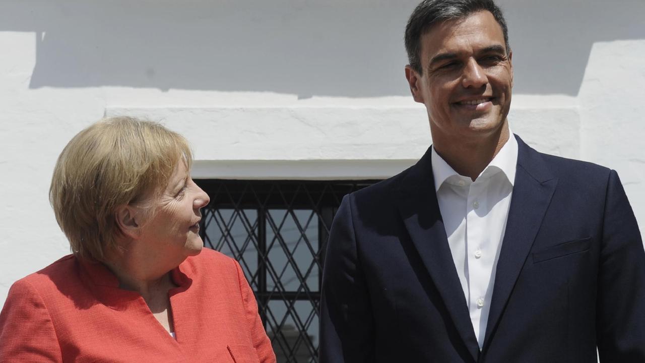 Bundeskanzlerin Angela Merkel schaut hoch zum spanischen Ministerpräsidenten Pedro Sánchez bei ihrem Treffen in der Nähe von Sevilla. Bundeskanzlerin Angela Merkel schaut hoch zum spanischen Ministerpräsidenten Pedro Sánchez bei ihrem Treffen in der Nähe von Sevilla.