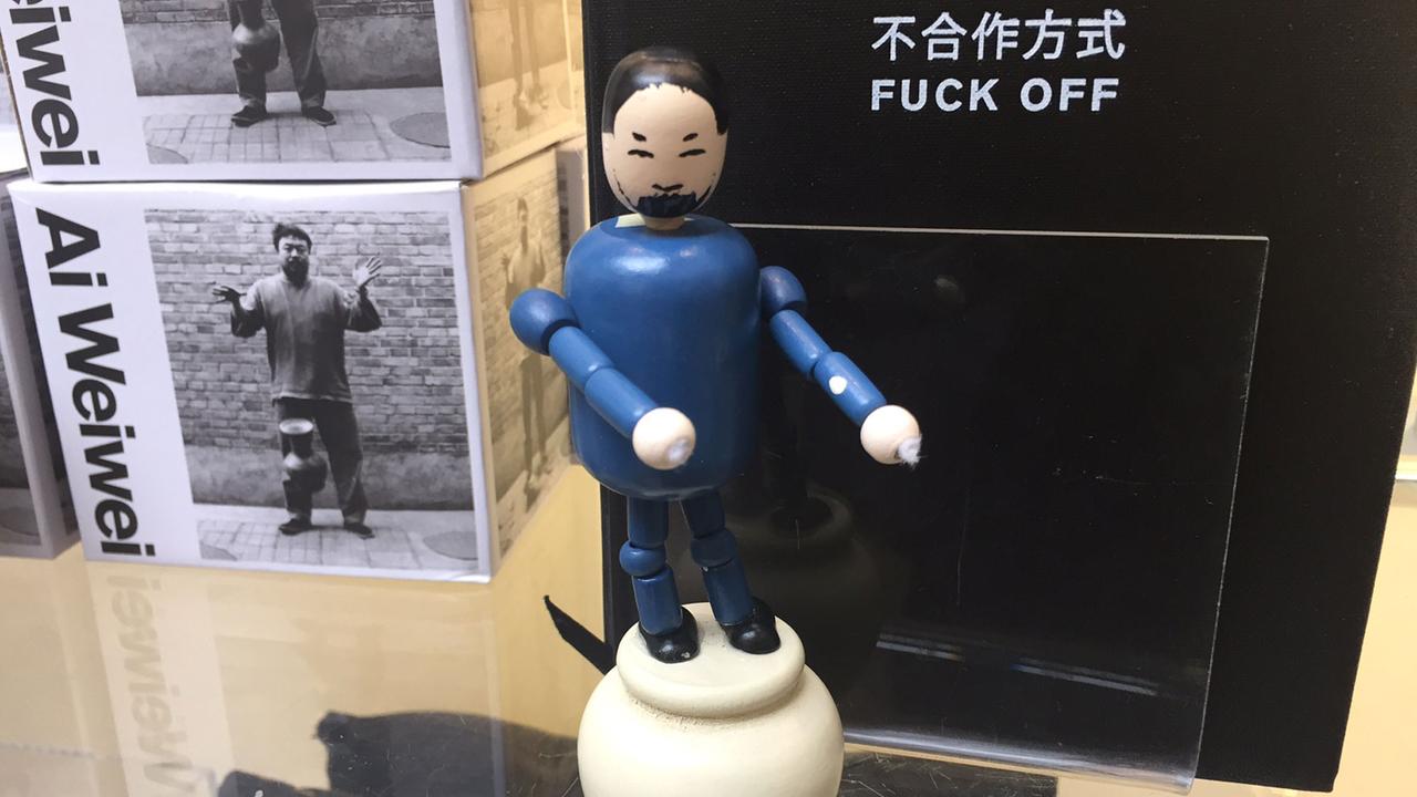 Ai Weiwei-Holzfigur Ai Weiwei-Holzfigur