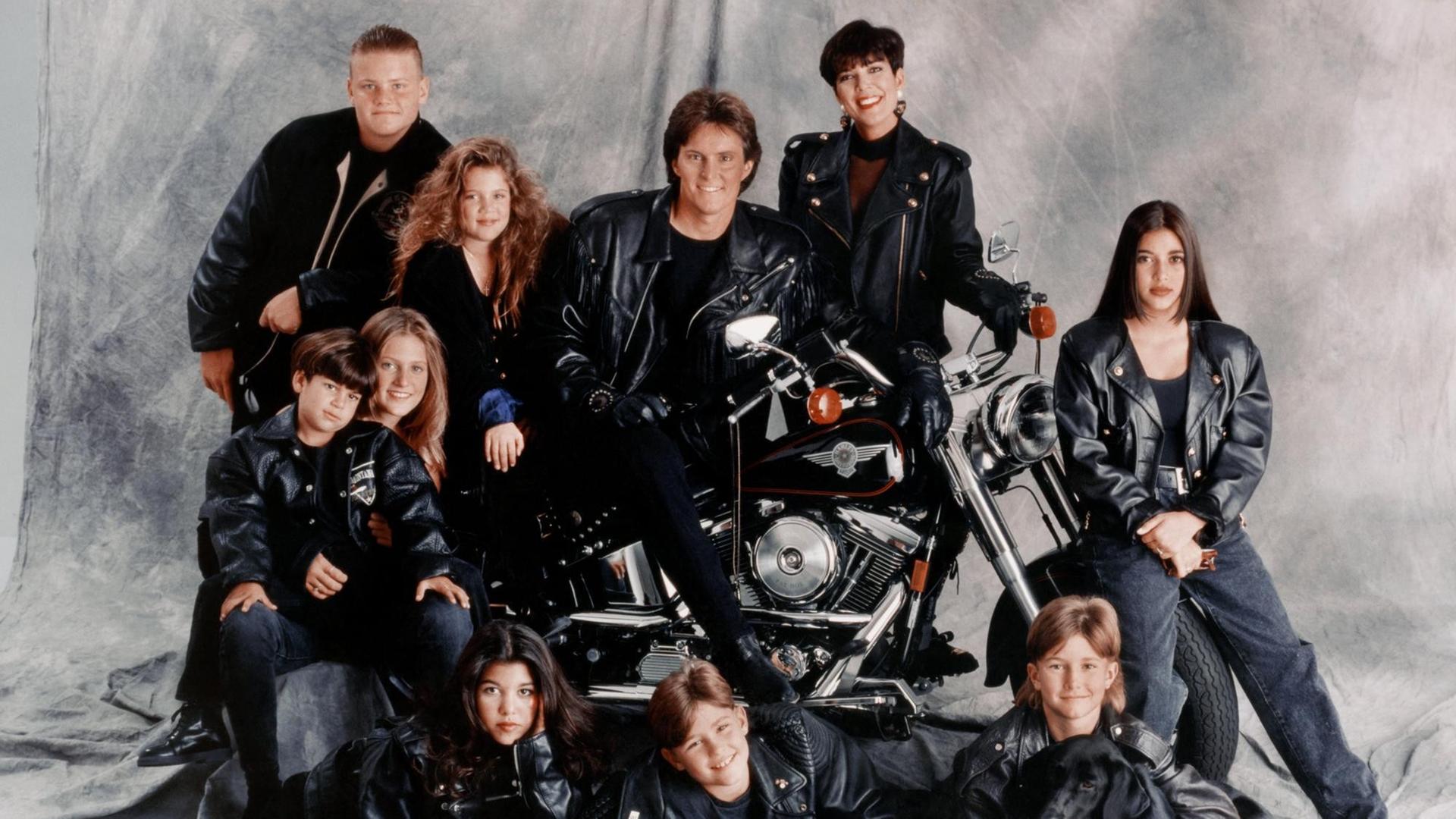Im Urzeigersin: Burton Jenner, Khloe Kardashian, Bruce Jenner, Kris Jenner, Kim Kardashian, Brandon Jenner, Brody Jenner, Kourtney Kardashian, Robert Kardashian, Jr. und Cassandra Jenner von den prominenten Familien Jenner und Kardashian, die in der TV-Show "Keeping Up With The Kardashians" vorgestellt wurden, posieren 1993 in Los Angeles, Kalifornien, für ein Familienporträt. Im Urzeigersin: Burton Jenner, Khloe Kardashian, Bruce Jenner, Kris Jenner, Kim Kardashian, Brandon Jenner, Brody Jenner, Kourtney Kardashian, Robert Kardashian, Jr. und Cassandra Jenner von den prominenten Familien Jenner und Kardashian, die in der TV-Show "Keeping Up With The Kardashians" vorgestellt wurden, posieren 1993 in Los Angeles, Kalifornien, für ein Familienporträt.