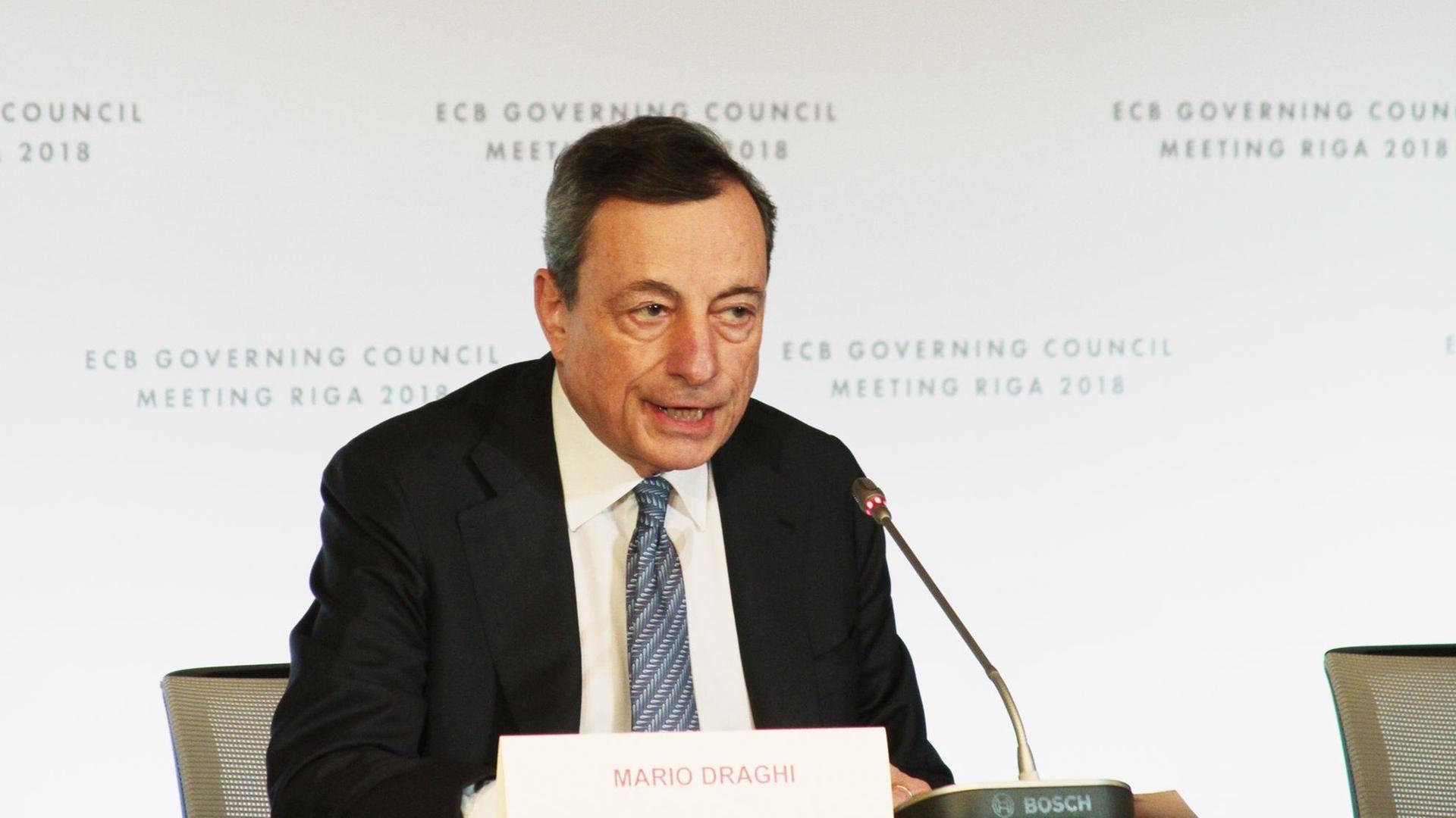 Lettland, Riga: Mario Draghi, Präsident der Europäischen Zentralbank (EZB), spricht auf der Pressekonferenz nach der EZB-Ratsitzung in Riga