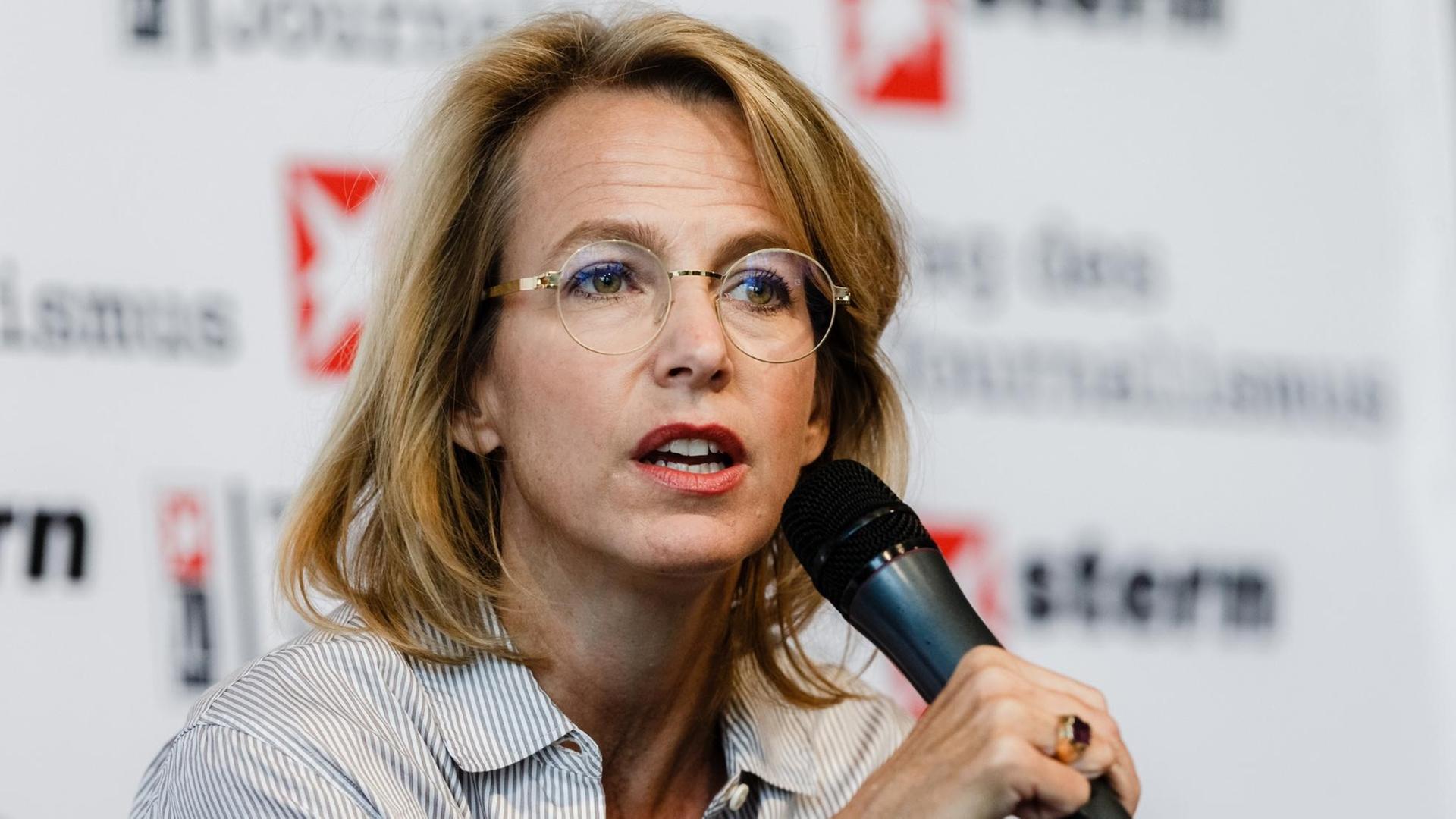 15.09.2018, Hamburg: Julia Jäkel, Gruner+Jahr-Chefin, spricht im Rahmen des „Tages des Journalismus“, an dem das Magazin "Stern" seine Redaktion für Besucher öffnet, auf dem Podium über die Rolle der Medien. Foto: Markus Scholz/dpa 15.09.2018, Hamburg: Julia Jäkel, Gruner+Jahr-Chefin, spricht im Rahmen des „Tages des Journalismus“, an dem das Magazin "Stern" seine Redaktion für Besucher öffnet, auf dem Podium über die Rolle der Medien. Foto: Markus Scholz/dpa