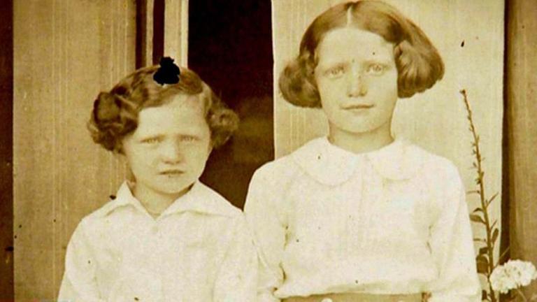 Alte Porträtaufnahme von zwei jungen Mädchen – Sylvia Hoisie (ehemals Korber) und ihre Schwester. Alte Porträtaufnahme von zwei jungen Mädchen – Sylvia Hoisie (ehemals Korber) und ihre Schwester.