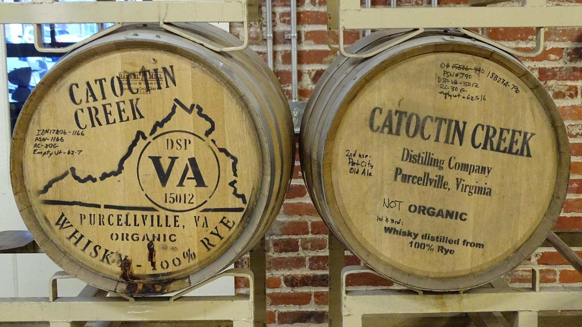 Zwei Whiskyfässer mit Herkunftsbezeichnung vor Lager in Virginia Zwei Whiskyfässer mit Herkunftsbezeichnung vor Lager in Virginia