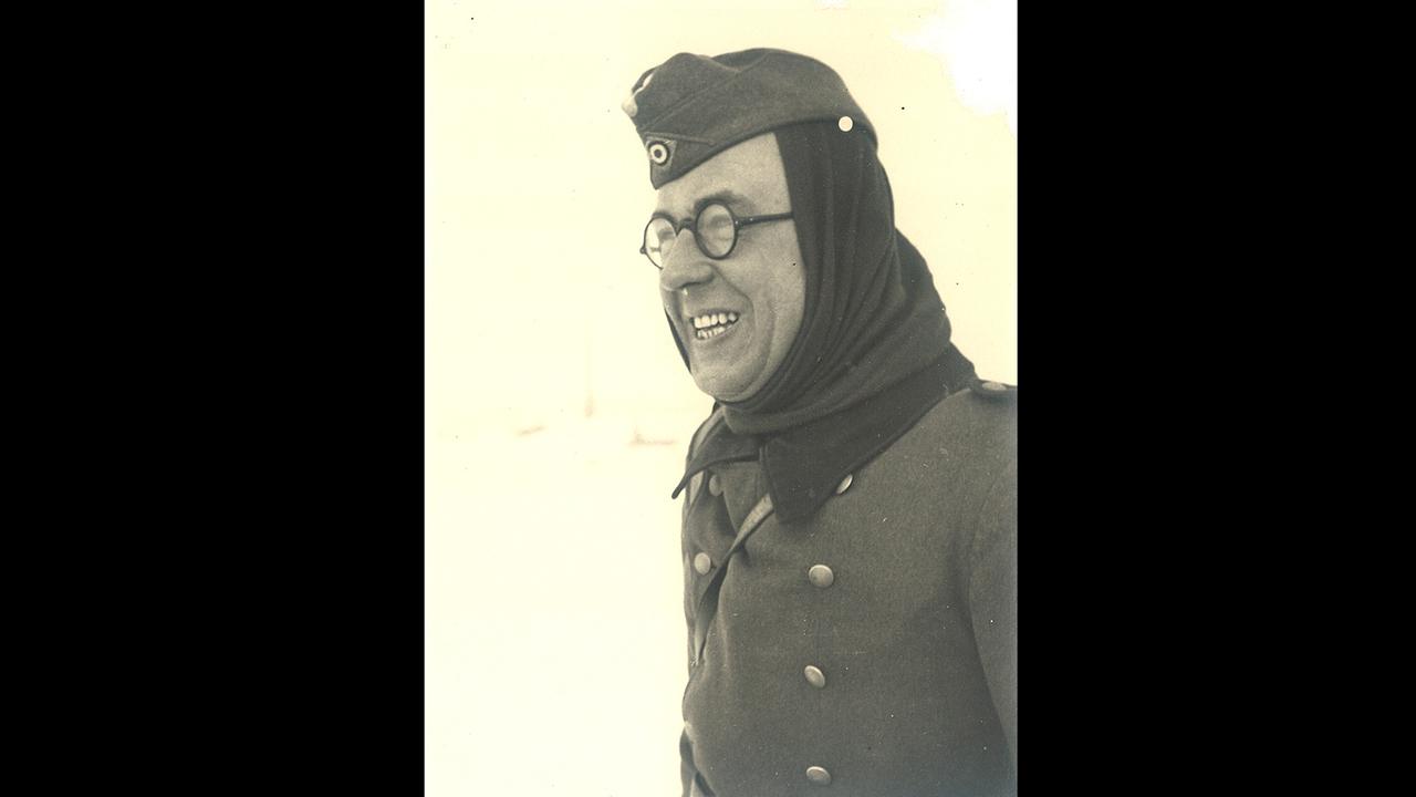 Schwarzweißfoto eines Mannes in Uniform. Schwarzweißfoto eines Mannes in Uniform.