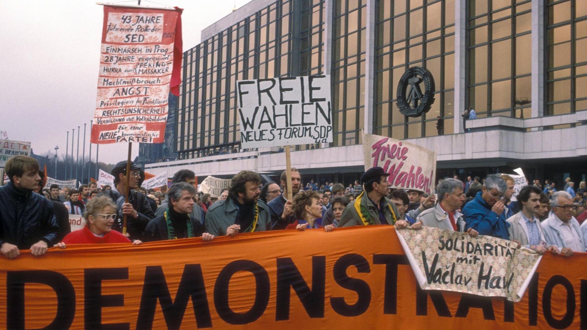 Demonstration für freie Wahlen vor dem Palast der Republik in Ost-Berlin am 4.11.1989. Demonstration für freie Wahlen vor dem Palast der Republik in Ost-Berlin am 4.11.1989.