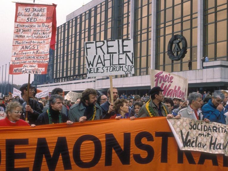 Demonstration für freie Wahlen vor dem Palast der Republik in Ost-Berlin am 4.11.1989.