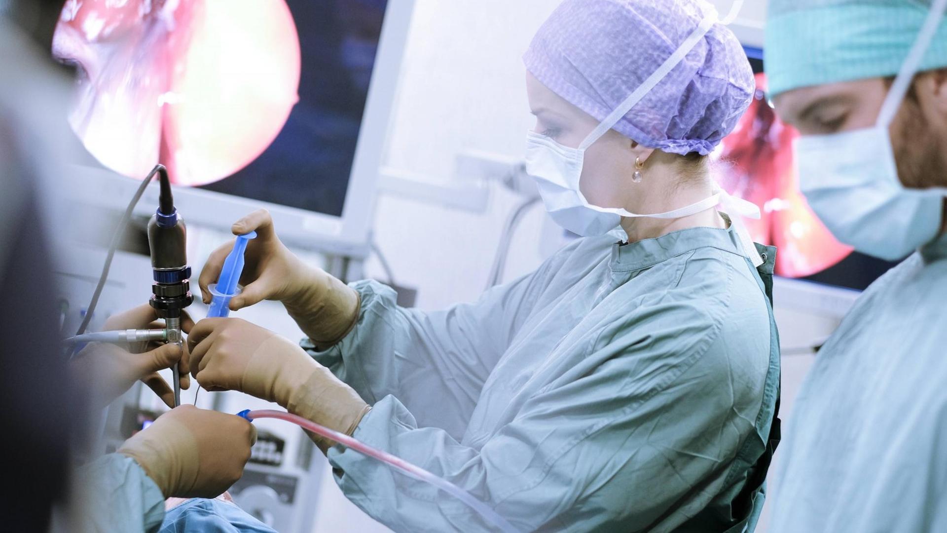 Ärztinnen und Ärzte während einer Operation. Ärztinnen und Ärzte während einer Operation.