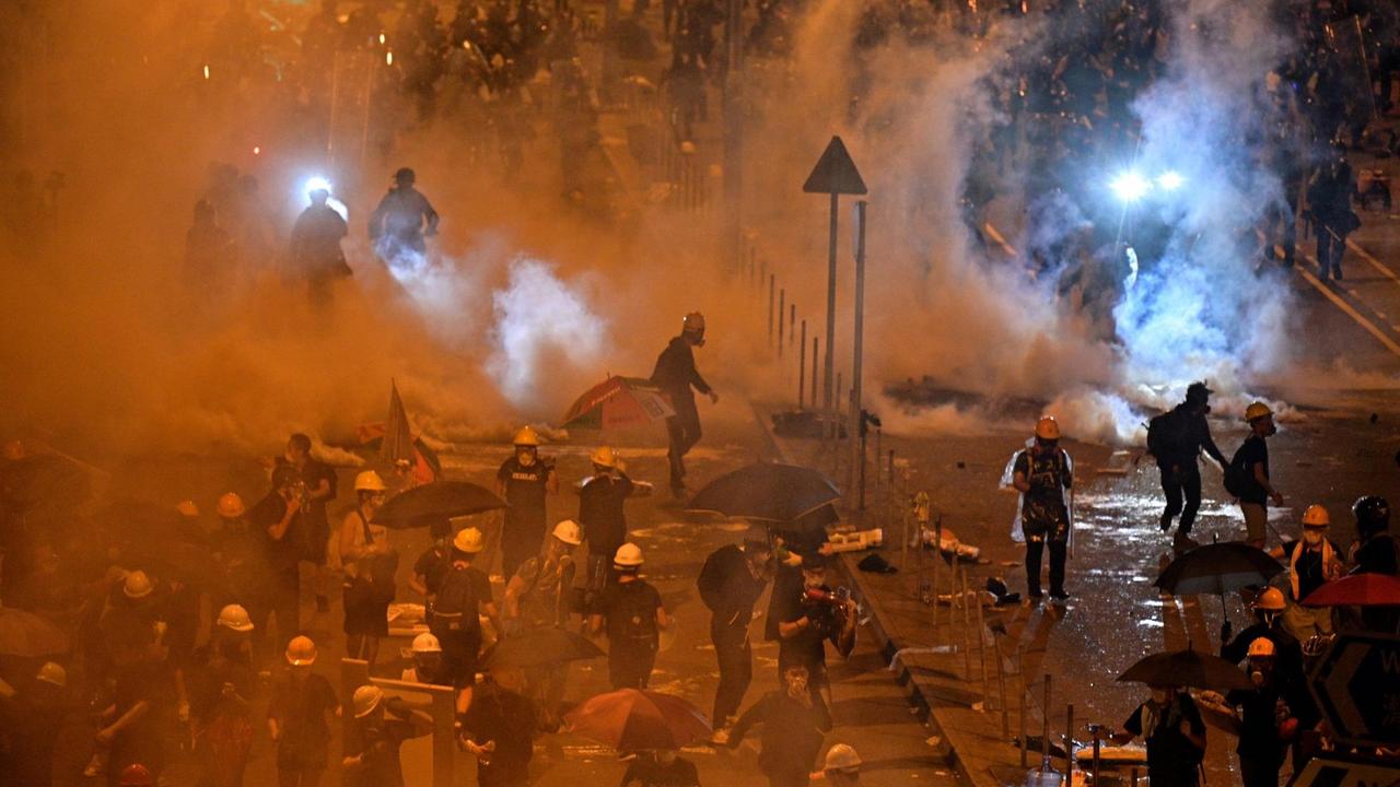Die Polizei in Hongkong setzt Tränengas gegen Demonstranten ein.