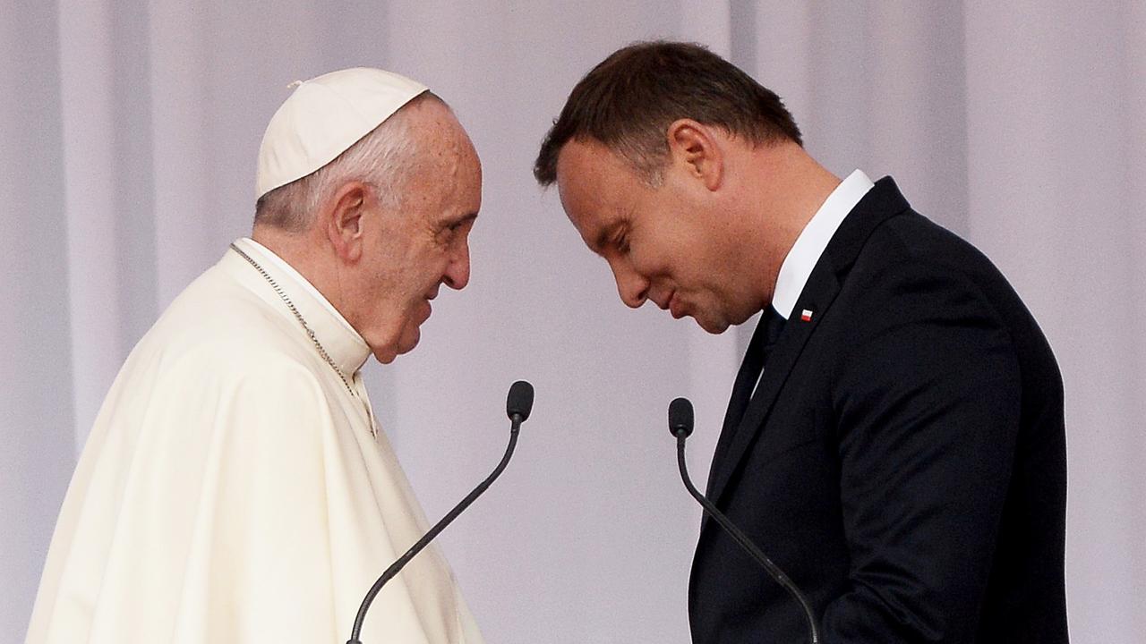 Papst Franziskus wird vom polnischen Präsidenten Andrzej Duda in Krakau begrüßt. Papst Franziskus wird vom polnischen Präsidenten Andrzej Duda in Krakau begrüßt.