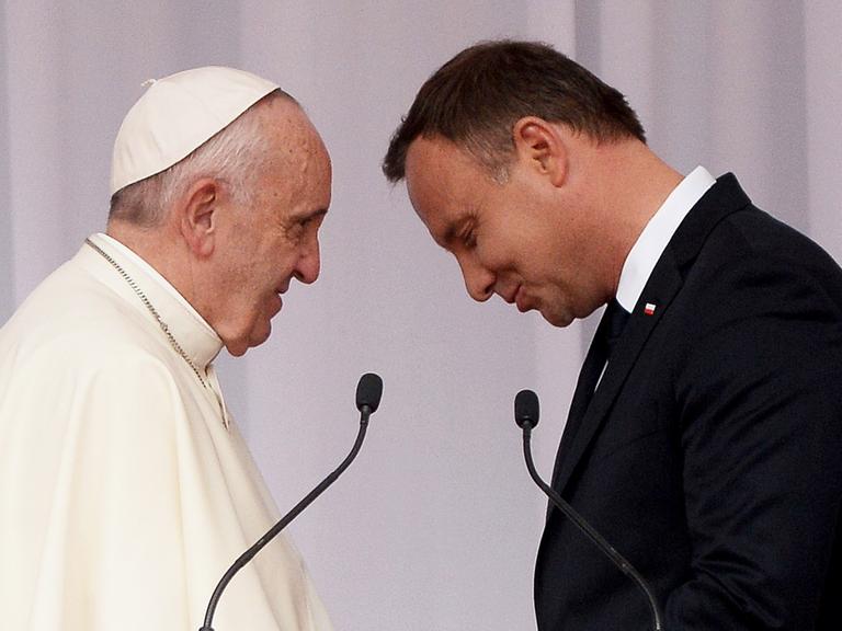 Papst Franziskus wird vom polnischen Präsidenten Andrzej Duda in Krakau begrüßt.