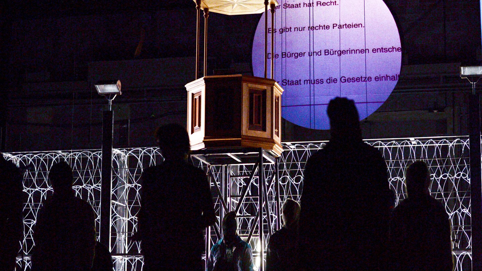 Schauspieler proben am 21.05.2014 am Nationaltheater in Mannheim (Baden-Württemberg) das Stück "Die Schutzbefohlenen" das Nicolas Stemann nach einem Text von Elfriede Jelinek inszeniert hat. Das Stück, das sich mit der Situation von Asylanten beschäftigt, wird von Schauspielern und Asylsuchenden gespielt. Schauspieler proben am 21.05.2014 am Nationaltheater in Mannheim (Baden-Württemberg) das Stück "Die Schutzbefohlenen" das Nicolas Stemann nach einem Text von Elfriede Jelinek inszeniert hat. Das Stück, das sich mit der Situation von Asylanten beschäftigt, wird von Schauspielern und Asylsuchenden gespielt.
