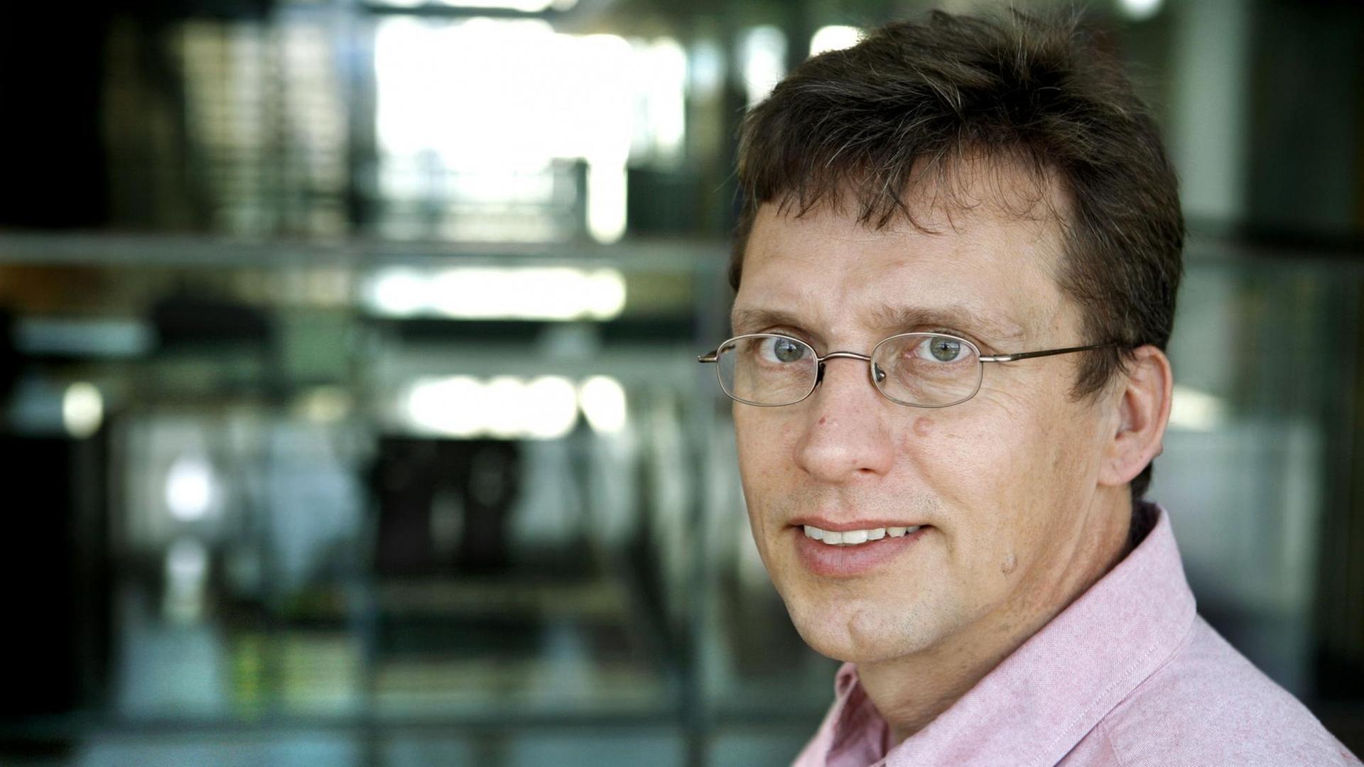 ARCHIV - Professor Detlef Weigel vom Max Planck Institut in Tübingen, aufgenommen in Tübingen am (08.12.2009). Für seine Erkenntnisse zur Pflanzengenetik erhält der Tübinger Wissenschaftler am Mittwoch (06.07.2011) in Stuttgart den Landesforschungspreis Baden-Württemberg. Er ist einer von zwei Preisträgern für den mit 200 000 höchstdotierten Landesforschungspreis. ARCHIV - Professor Detlef Weigel vom Max Planck Institut in Tübingen, aufgenommen in Tübingen am (08.12.2009). Für seine Erkenntnisse zur Pflanzengenetik erhält der Tübinger Wissenschaftler am Mittwoch (06.07.2011) in Stuttgart den Landesforschungspreis Baden-Württemberg. Er ist einer von zwei Preisträgern für den mit 200 000 höchstdotierten Landesforschungspreis.