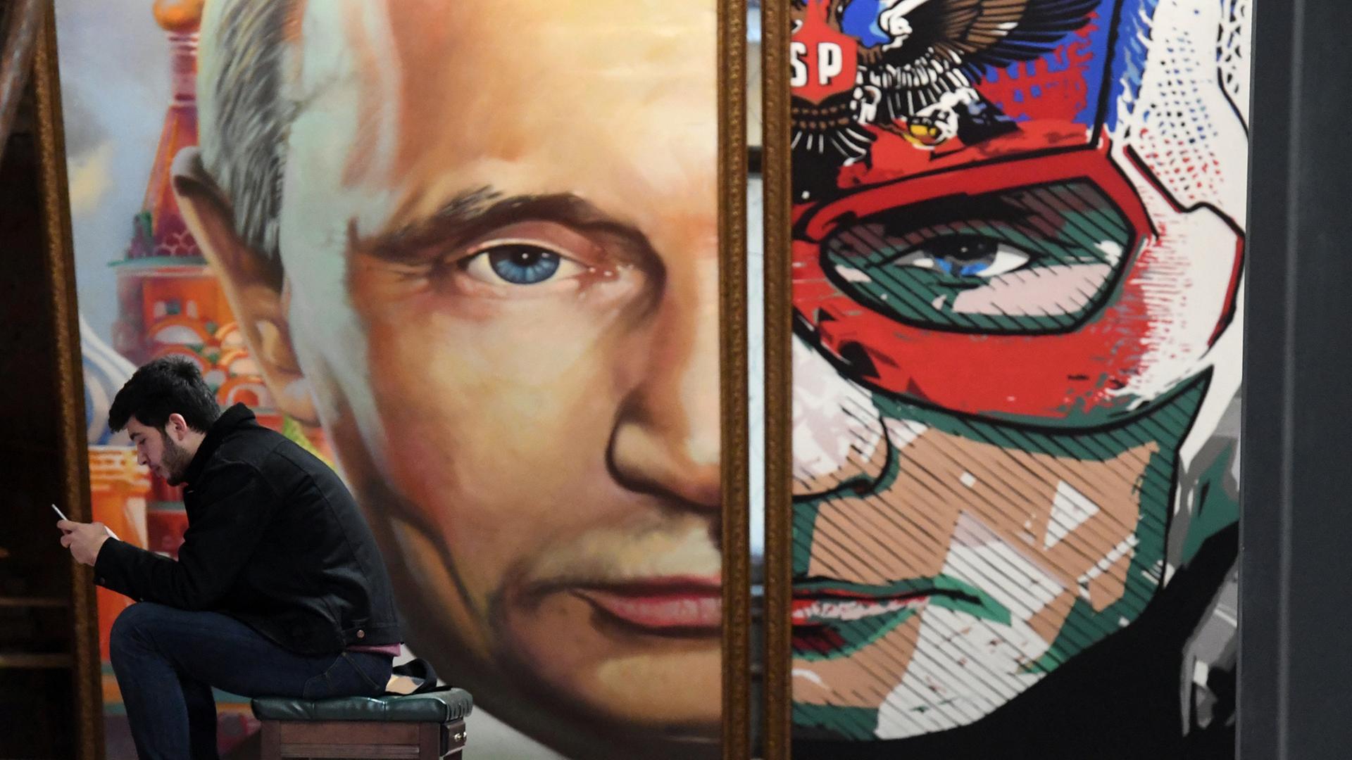Ein Gemälde in der Moskauer Ausstellung "SuperPutin" inszeniert Putin als Superhelden. Ein Gemälde in der Moskauer Ausstellung "SuperPutin" inszeniert Putin als Superhelden.