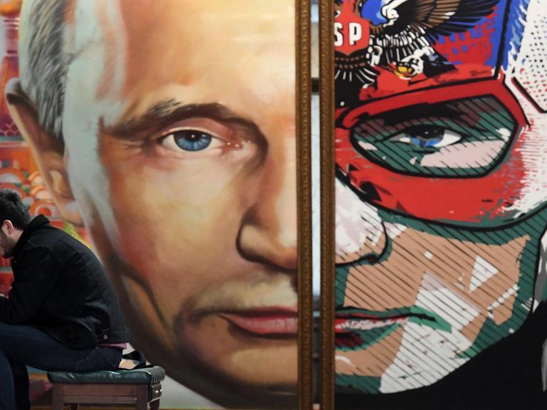 Ein Gemälde in der Moskauer Ausstellung "SuperPutin" inszeniert Putin als Superhelden.