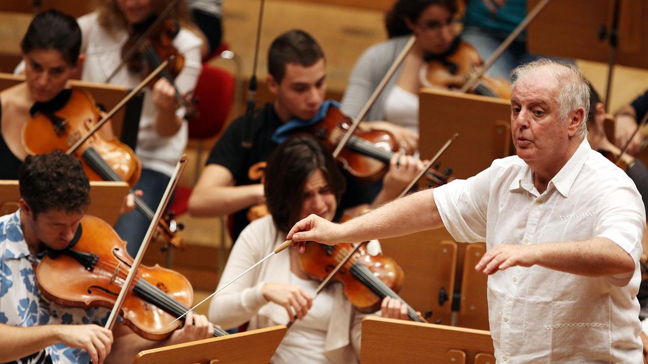 Daniel Barenboim dirigiert das West-Eastern Divan Orchestra Daniel Barenboim dirigiert das West-Eastern Divan Orchestra