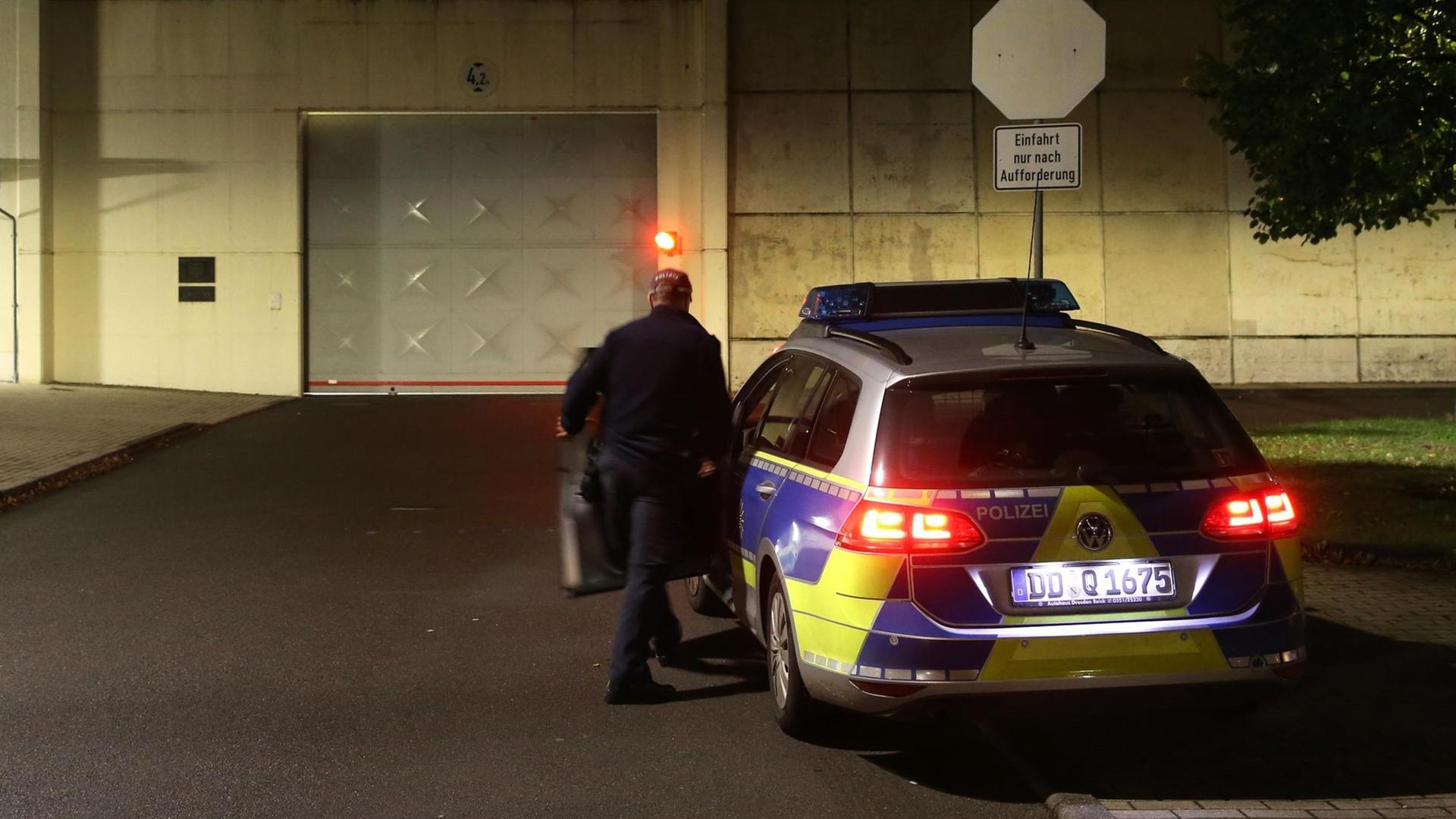 Ein Polizeiwagen steht am späten 12.10.2016 vor der Justizvollzugsanstalt (JVA) Leipzig (Sachsen). Das sächsische Justizministerium hat bestätigt, dass der unter Terrorverdacht festgenommene Dschaber al-Bakr tot ist. Den Angaben zufolge tötete sich der 22-jährige Syrer am Mittwochabend selbst in der JVA. Ein Polizeiwagen steht am späten 12.10.2016 vor der Justizvollzugsanstalt (JVA) Leipzig (Sachsen). Das sächsische Justizministerium hat bestätigt, dass der unter Terrorverdacht festgenommene Dschaber al-Bakr tot ist. Den Angaben zufolge tötete sich der 22-jährige Syrer am Mittwochabend selbst in der JVA.
