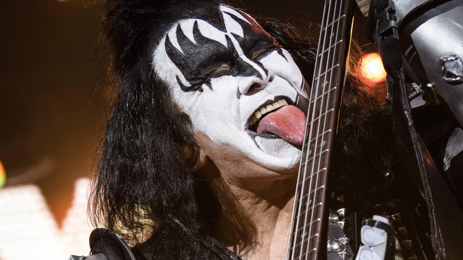 Gene Simmons behauptet gern, die längste Zunge der Welt zu haben. Gene Simmons behauptet gern, die längste Zunge der Welt zu haben.