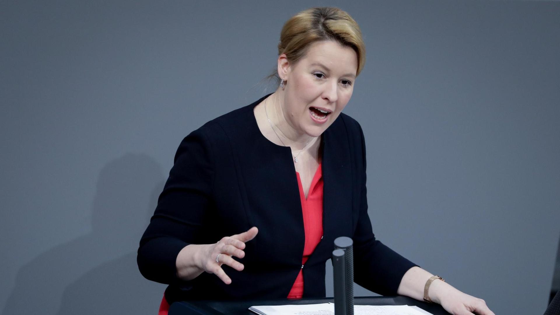 Franziska Giffey (SPD), Bundesministerin für Familie, Senioren, Frauen und Jugend, spricht bei der Sitzung des Bundestages zum Starke-Familien-Gesetz. Franziska Giffey (SPD), Bundesministerin für Familie, Senioren, Frauen und Jugend, spricht bei der Sitzung des Bundestages zum Starke-Familien-Gesetz.