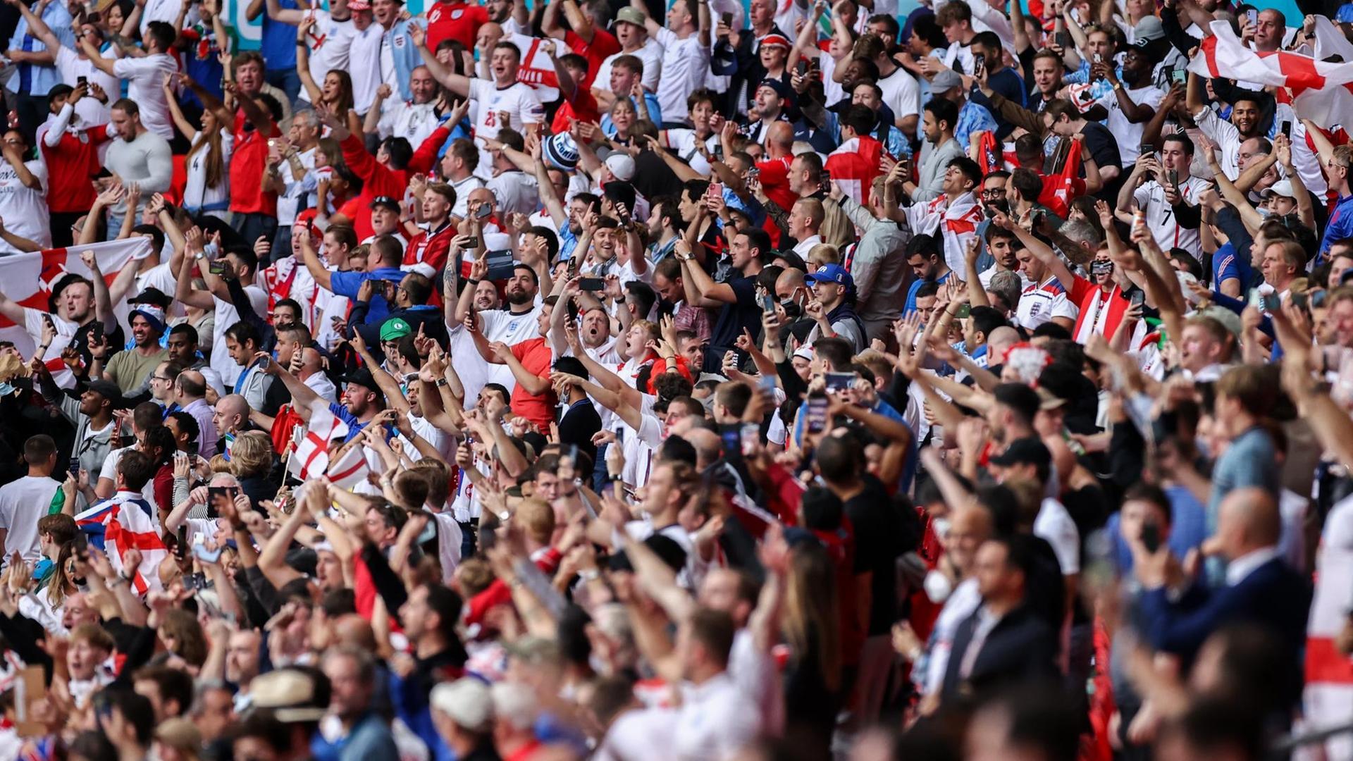 Tausende Fußball-Fans im Londoner Wembley-Stadtion beim EM-Finale gegen Italien Tausende Fußball-Fans im Londoner Wembley-Stadtion beim EM-Finale gegen Italien