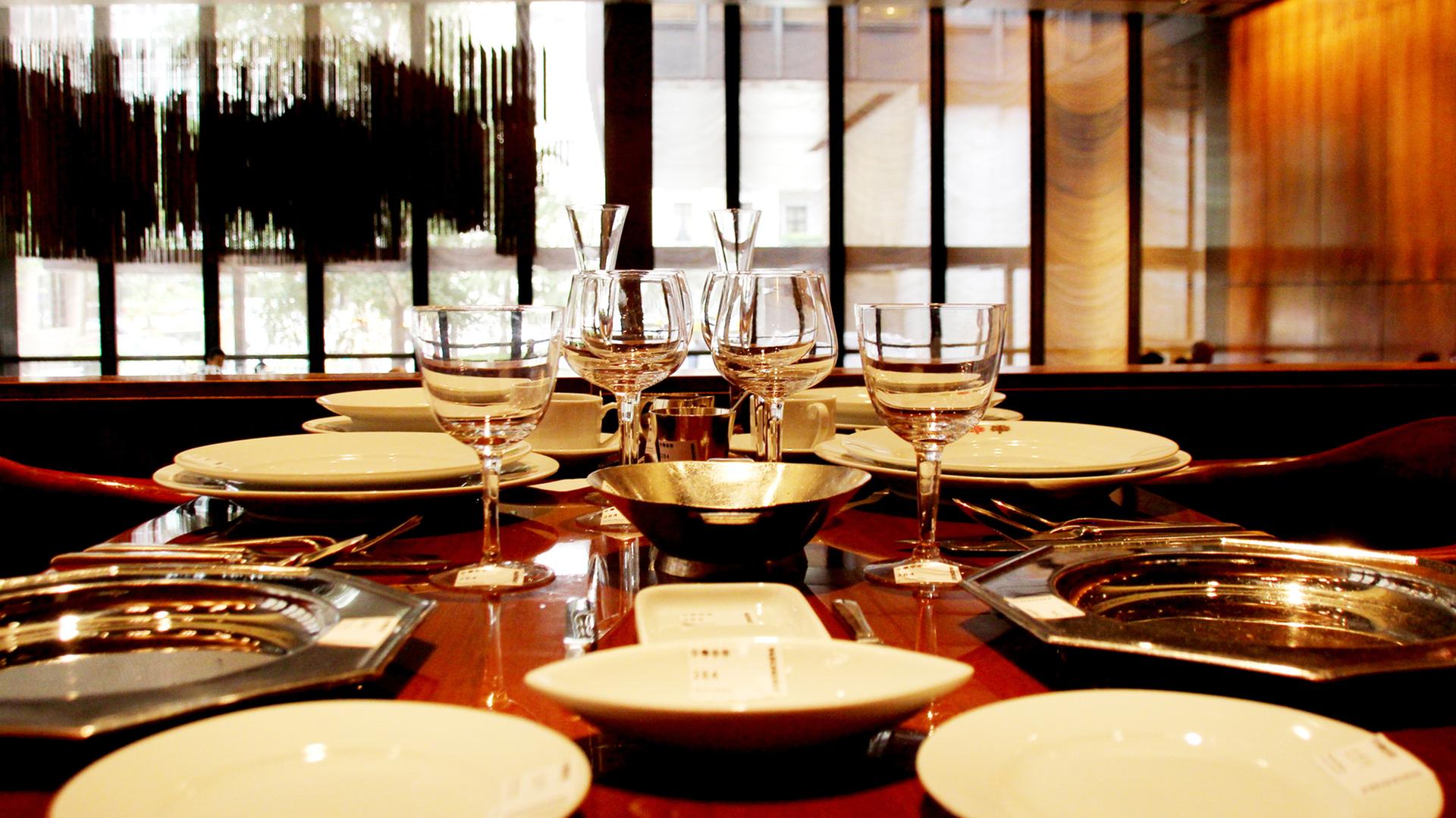 Geschirr und anderen Gebrauchs- und Einrichtungsgegenstände aus dem Restaurant "Four Seasons" in New York werden versteigert. Der Besitzer musste wegen hoher Mieten aufgeben. Geschirr und anderen Gebrauchs- und Einrichtungsgegenstände aus dem Restaurant "Four Seasons" in New York werden versteigert. Der Besitzer musste wegen hoher Mieten aufgeben.