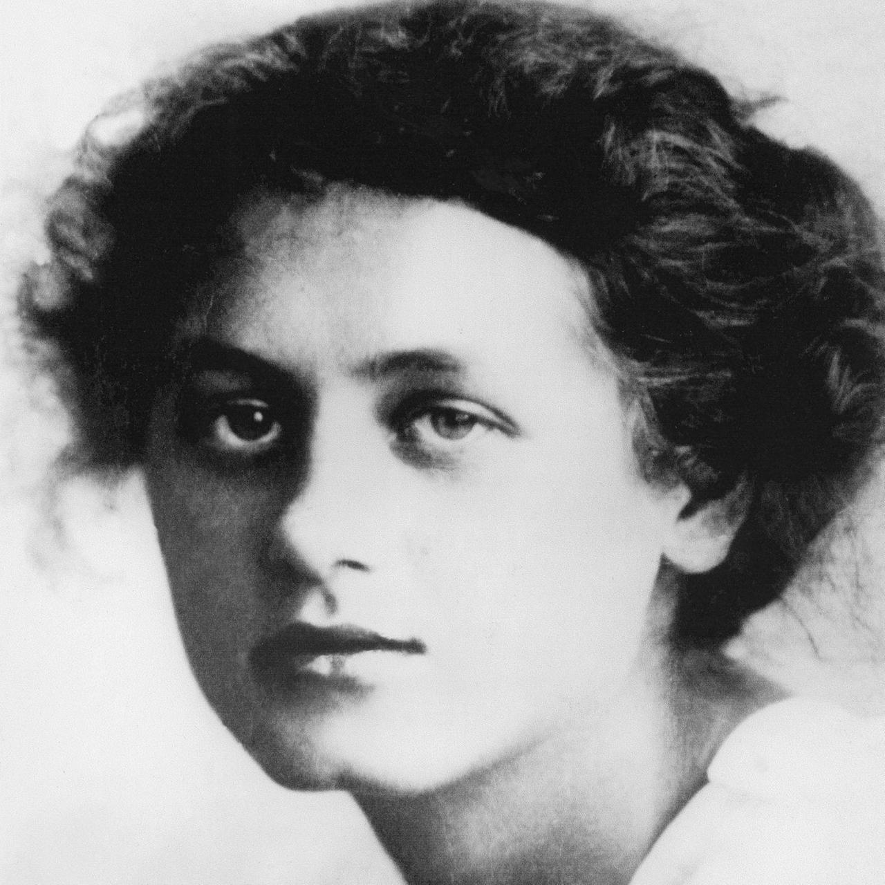 Milena Jesenska / Foto Jesenska, Milena tschechische Uebersetzerin und Geliebte Franz Kafkas, Prag 10.8.1896 - KZ Ravensbrueck 7.5.1944. - Passfoto mit Unterschrift. | Milena Jesenska / Foto Jesenska, Milena tschechische Uebersetzerin und Geliebte Franz Kafkas, Prag 10.8.1896 - KZ Ravensbrueck 7.5.1944. - Passfoto mit Unterschrift. |