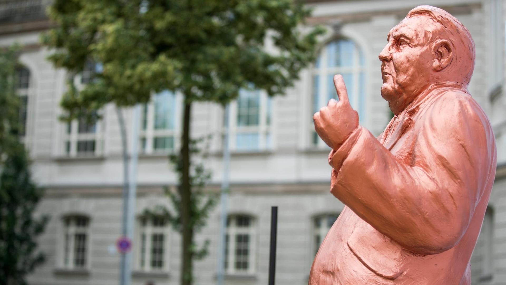 15.06.2018, Berlin: Die Initiative Neue Soziale Marktwirtschaft stellt vor dem Bundeswirtschaftsministerium eine Figur von Ludwig Erhard, dem Vater des "deutschen Wirtschaftswunders" und der Sozialen Marktwirtschaft, auf. 15.06.2018, Berlin: Die Initiative Neue Soziale Marktwirtschaft stellt vor dem Bundeswirtschaftsministerium eine Figur von Ludwig Erhard, dem Vater des "deutschen Wirtschaftswunders" und der Sozialen Marktwirtschaft, auf.