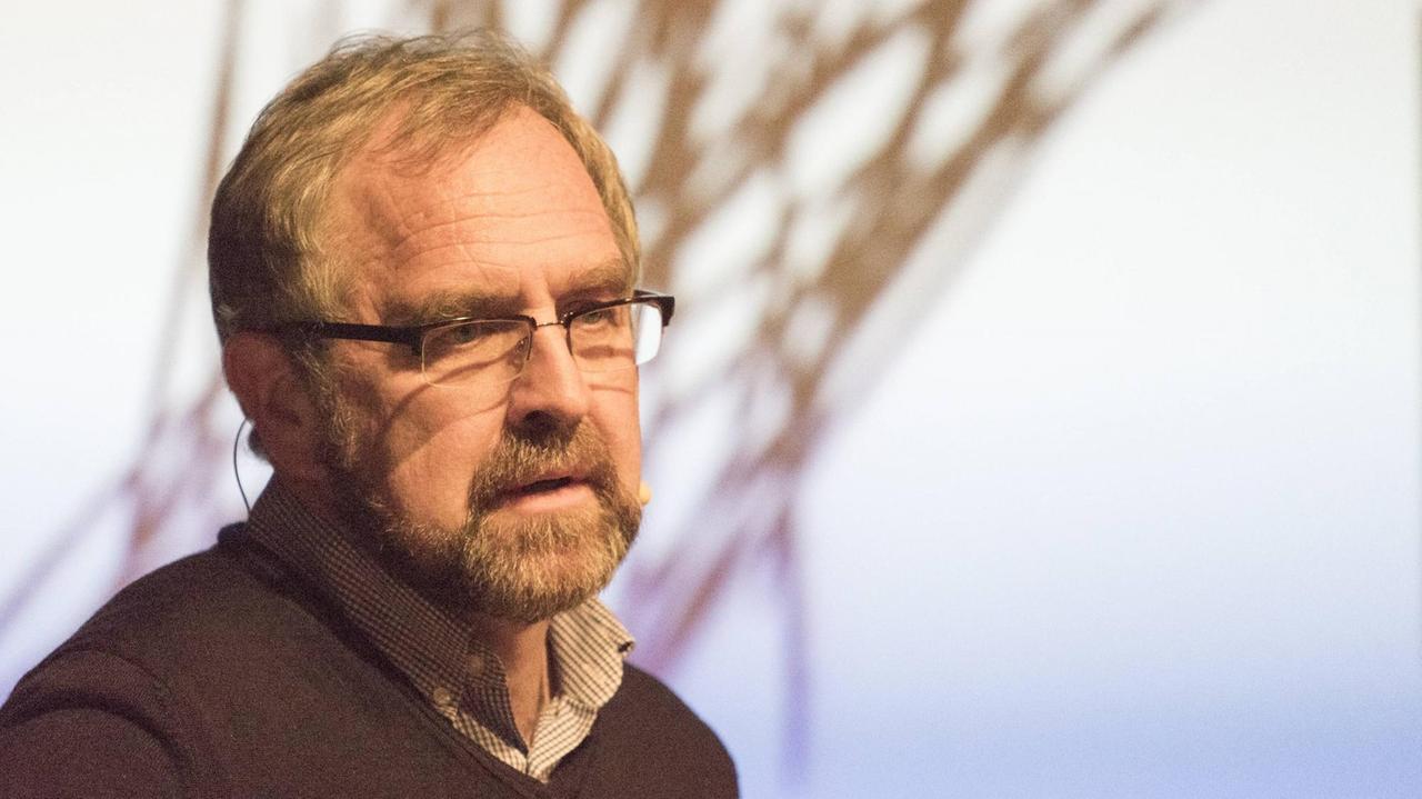 Reinhard Loske bei einem Vortrag auf einer Veranstaltung der Heinrich Böll Stiftung in Bielefeld Reinhard Loske bei einem Vortrag auf einer Veranstaltung der Heinrich Böll Stiftung in Bielefeld