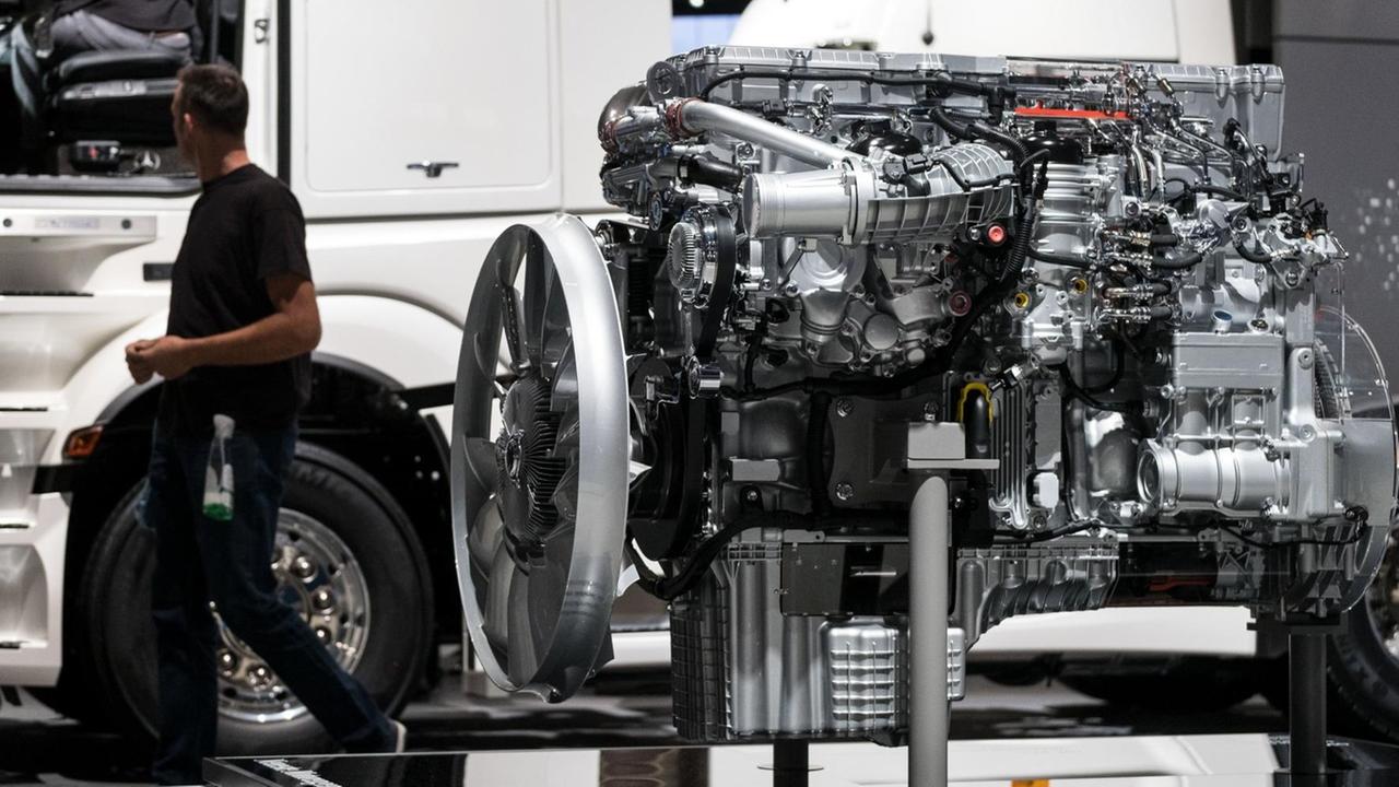 Eine neue Motorengeneration "OM 470" 6 Zylinder Dieselmotor mit 335 KW Leistung ist am Stand von Daimler bei der Nutzfahrzeuge in Hannover zu sehen. Auf der Leitmesse der Nutzfahrzeug-Branche präsentieren rund 2000 Aussteller aus 52 Ländern vom 22. bis 29. September unter anderem alternative Antriebe, autonomes Fahren und vernetzte Fahrzeuge. Eine neue Motorengeneration "OM 470" 6 Zylinder Dieselmotor mit 335 KW Leistung ist am Stand von Daimler bei der Nutzfahrzeuge in Hannover zu sehen. Auf der Leitmesse der Nutzfahrzeug-Branche präsentieren rund 2000 Aussteller aus 52 Ländern vom 22. bis 29. September unter anderem alternative Antriebe, autonomes Fahren und vernetzte Fahrzeuge.