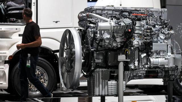 Eine neue Motorengeneration "OM 470" 6 Zylinder Dieselmotor mit 335 KW Leistung ist am Stand von Daimler bei der Nutzfahrzeuge in Hannover zu sehen. Auf der Leitmesse der Nutzfahrzeug-Branche präsentieren rund 2000 Aussteller aus 52 Ländern vom 22. bis 29. September unter anderem alternative Antriebe, autonomes Fahren und vernetzte Fahrzeuge.