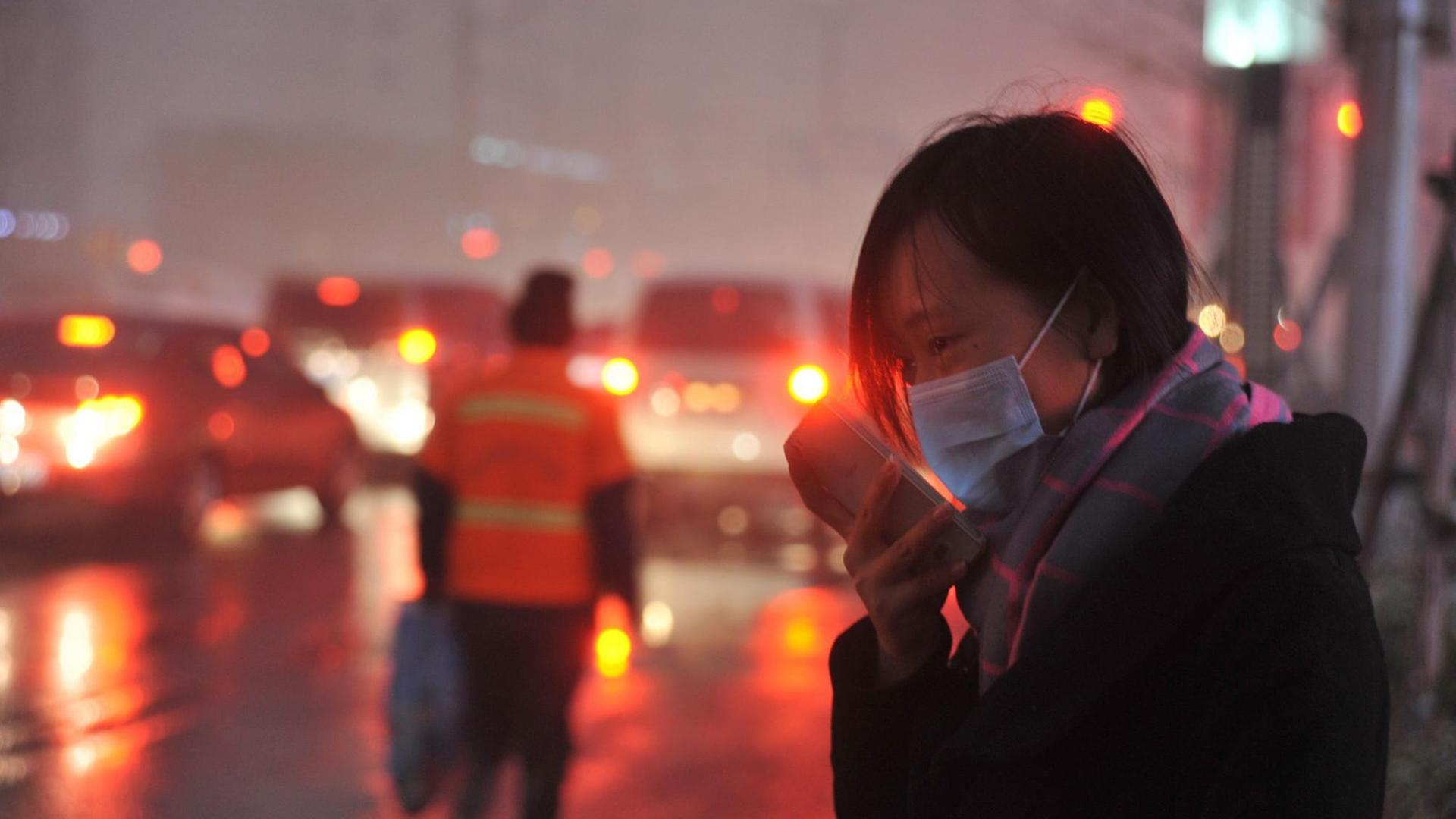 Eine Frau in Shenyang versucht, sich mit einer Atemmaske vor dem Smog zu schützen. Eine Frau in Shenyang versucht, sich mit einer Atemmaske vor dem Smog zu schützen.